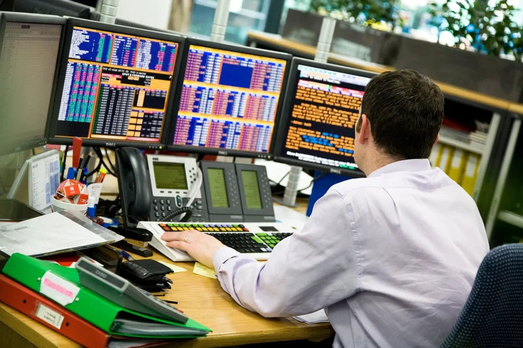 trader em frente às suas telas